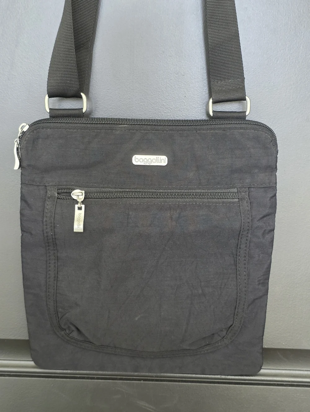 Baggallini Women's Pocket Slim Crossbody Messenger Bag Black